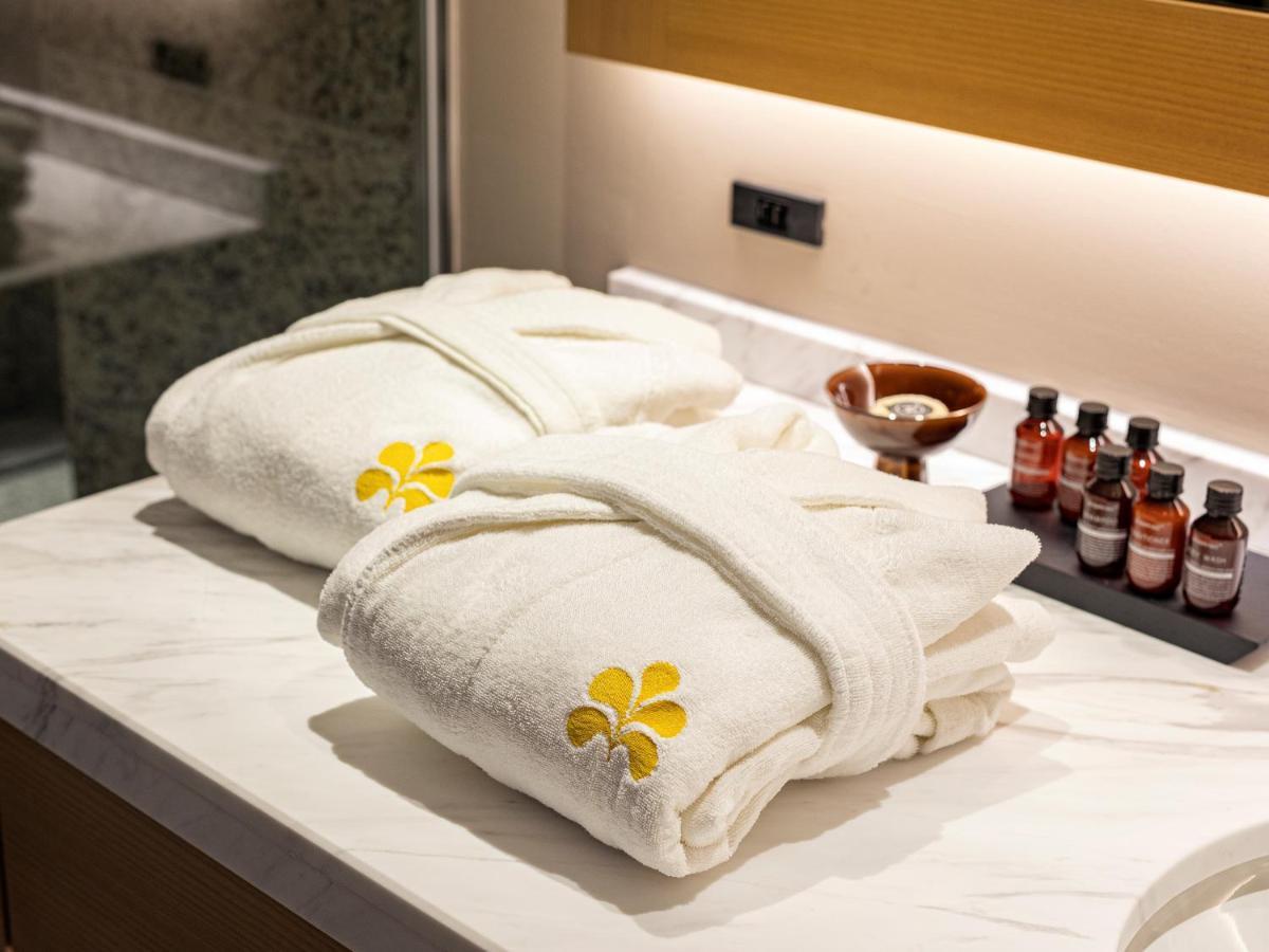 Hotel Nikko Fukuoka Fukuoka  Bagian luar foto Bathrobe